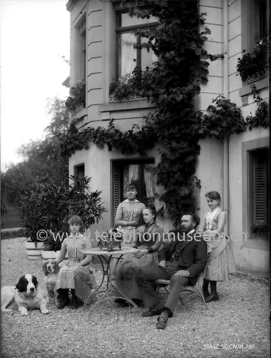 Familie Theiler vor dem Haus in Schwyz